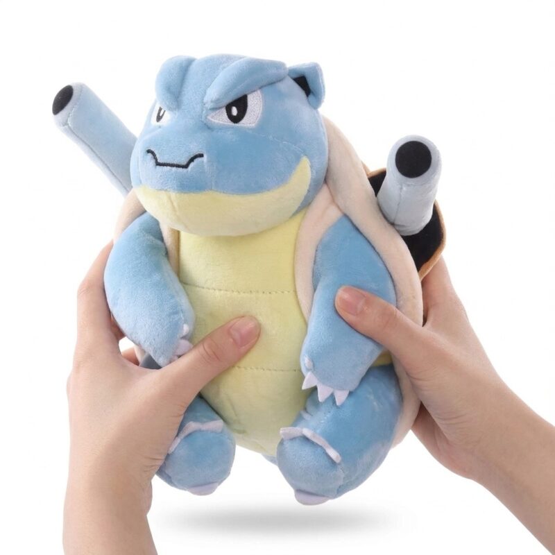 Blastoise Peluche sostenido en las manos