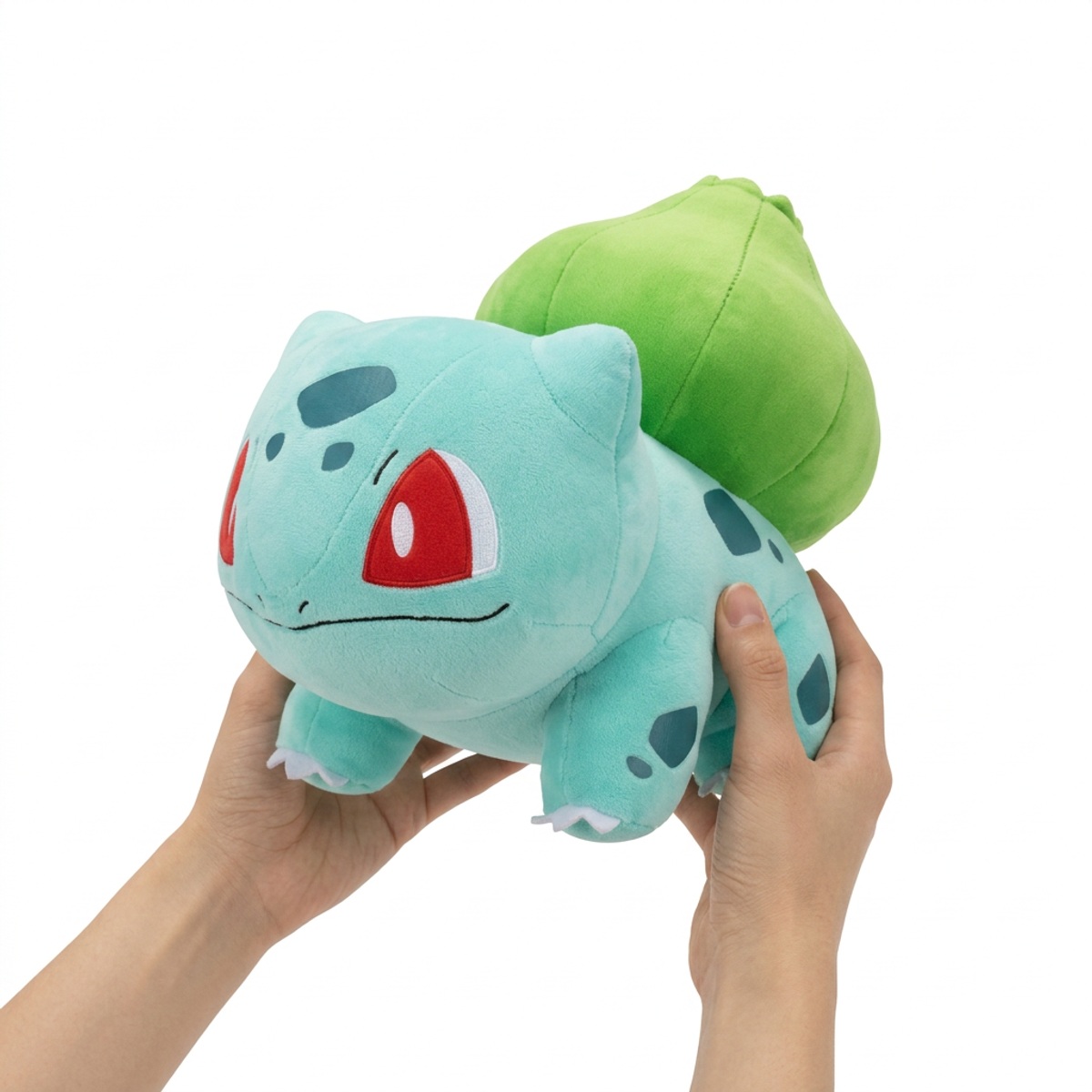 Peluche Bulbasaur sostenida en las manos