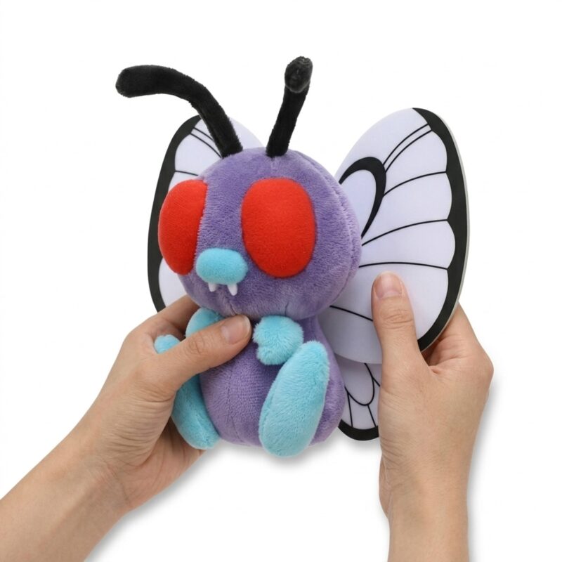 Butterfree Peluche sostenida en las manos