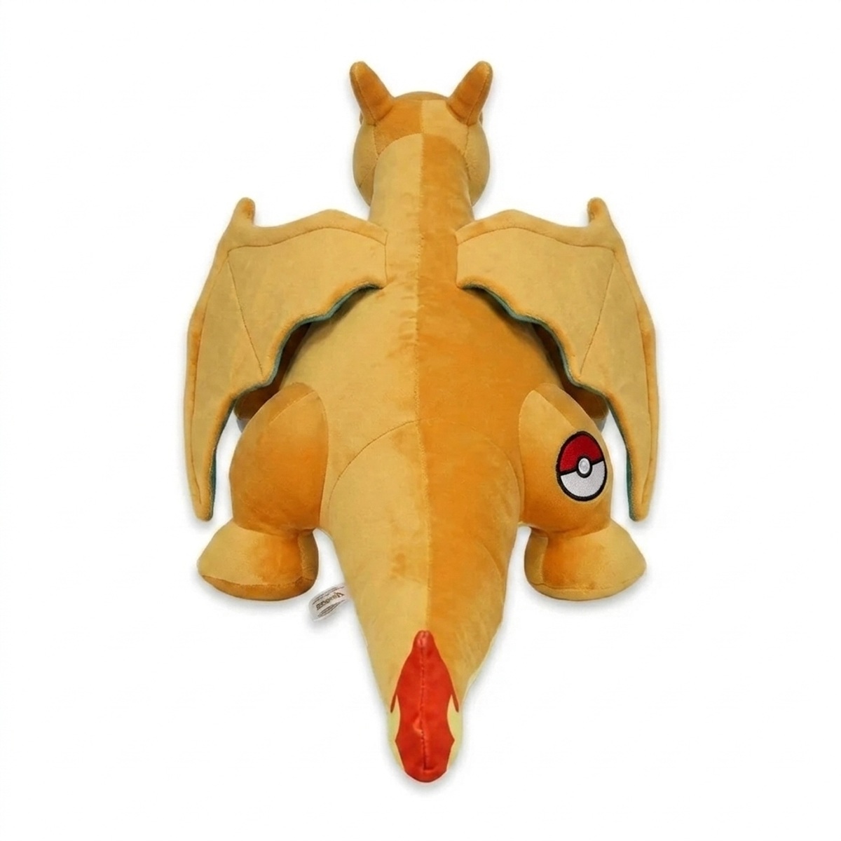 Charizard Peluche con insignia que prueba la autenticidad del producto.