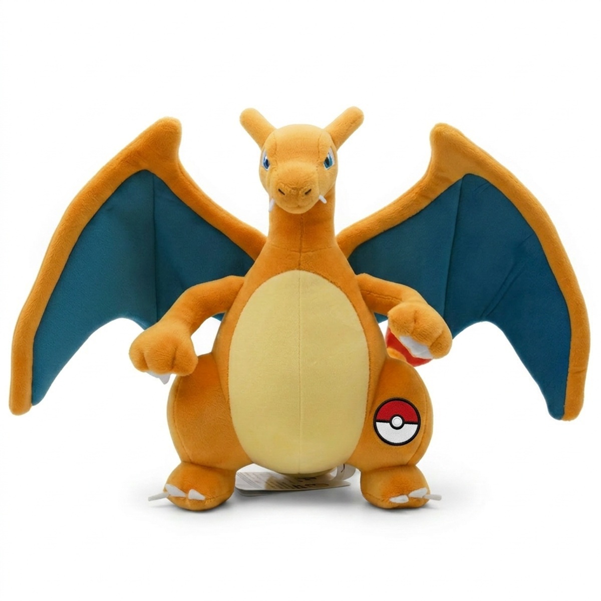 Charizard Peluche con insignia que prueba la autenticidad del producto.