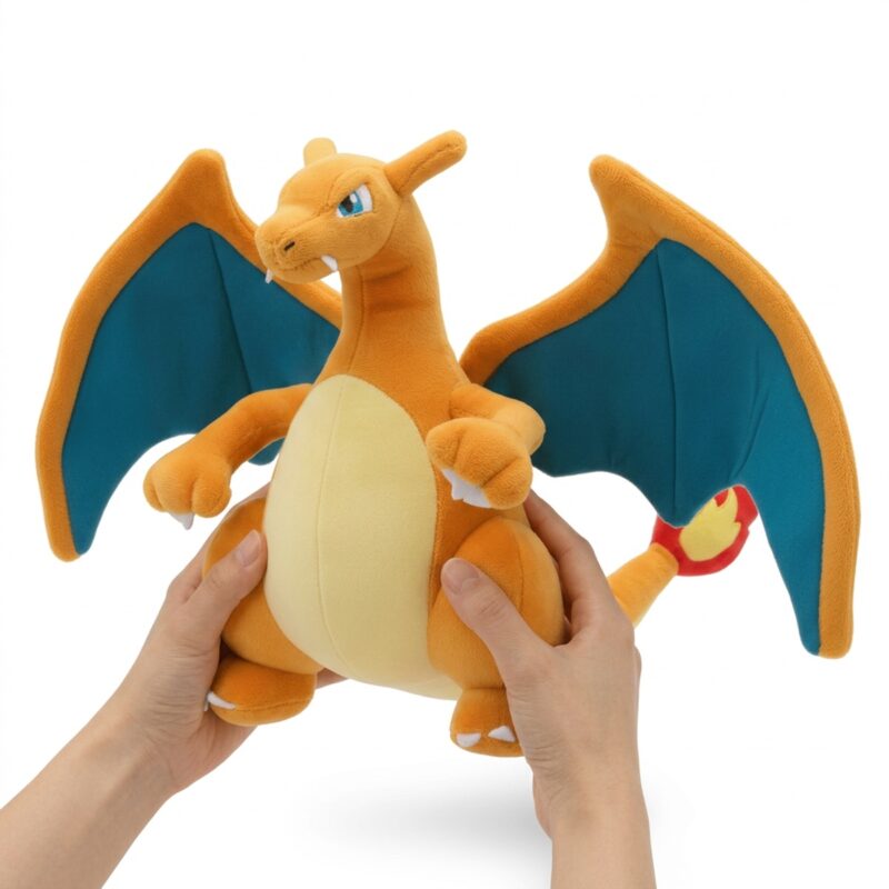 Peluche Charizard sostenida en las manos