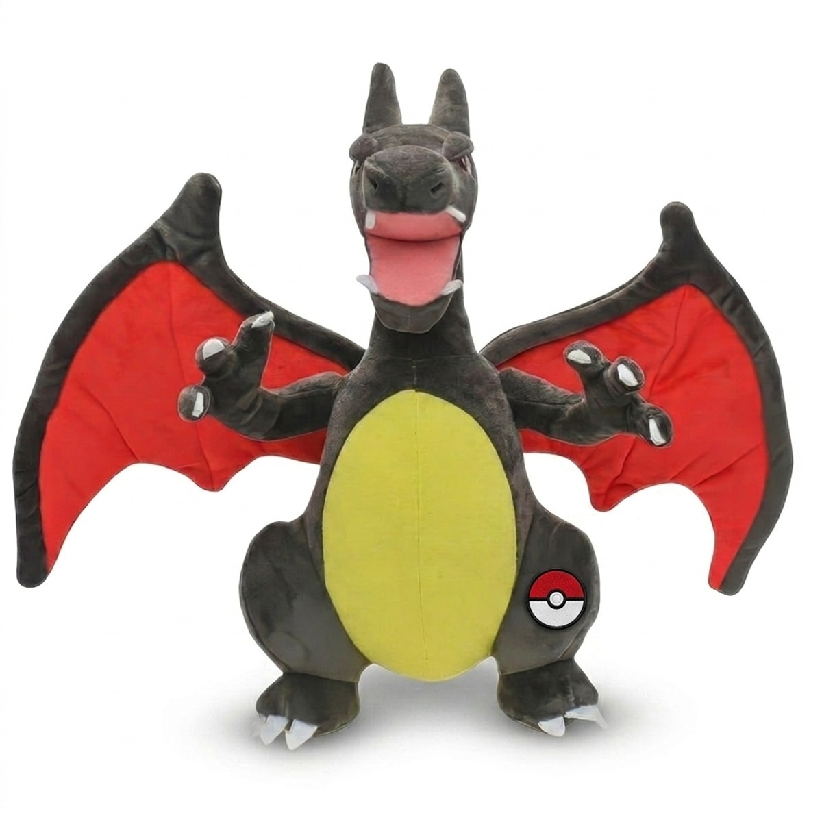 Charizard Peluche con insignia que prueba la autenticidad del producto.