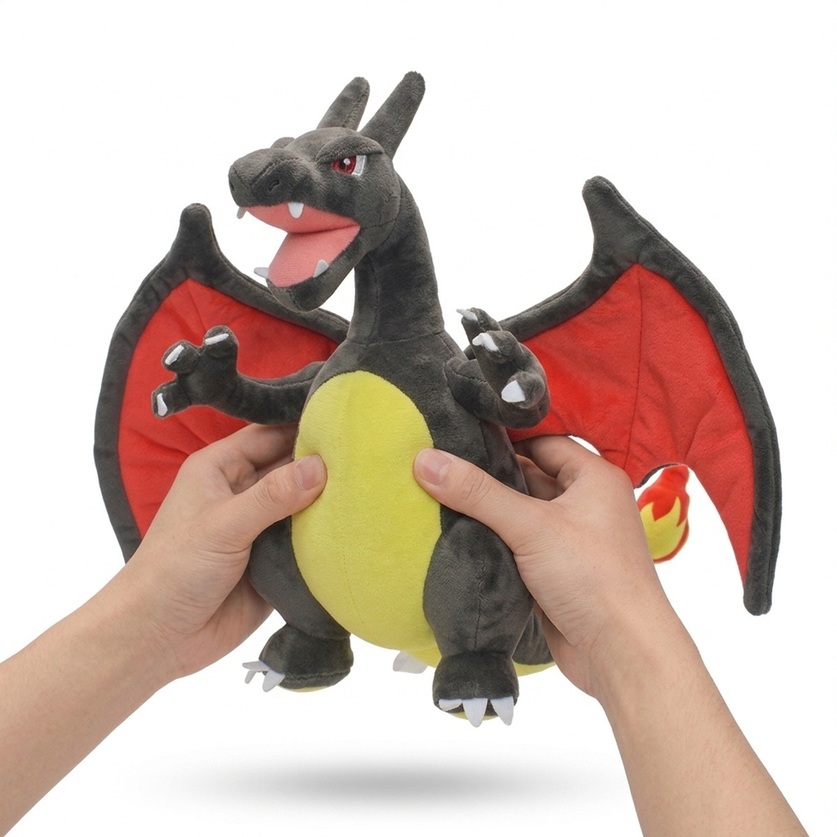 Charizard Shiny Peluche sostenida en las manos