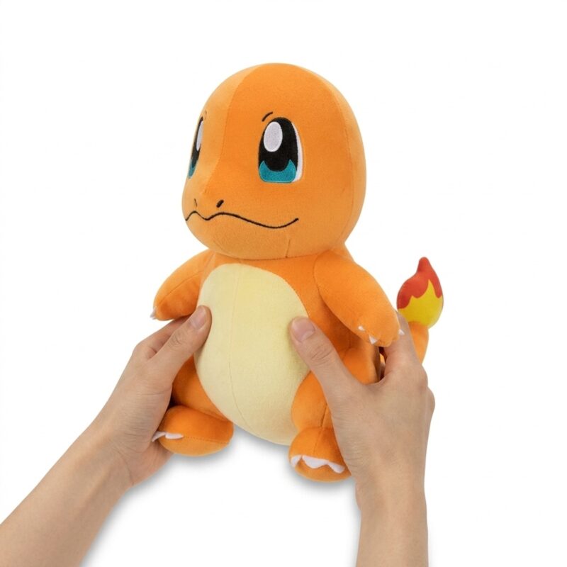 Peluche Charmander sostenida en las manos
