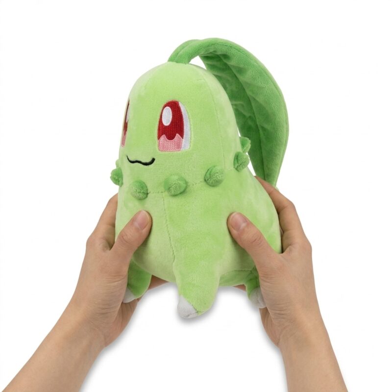 Chikorita Peluche sostenida en las manos