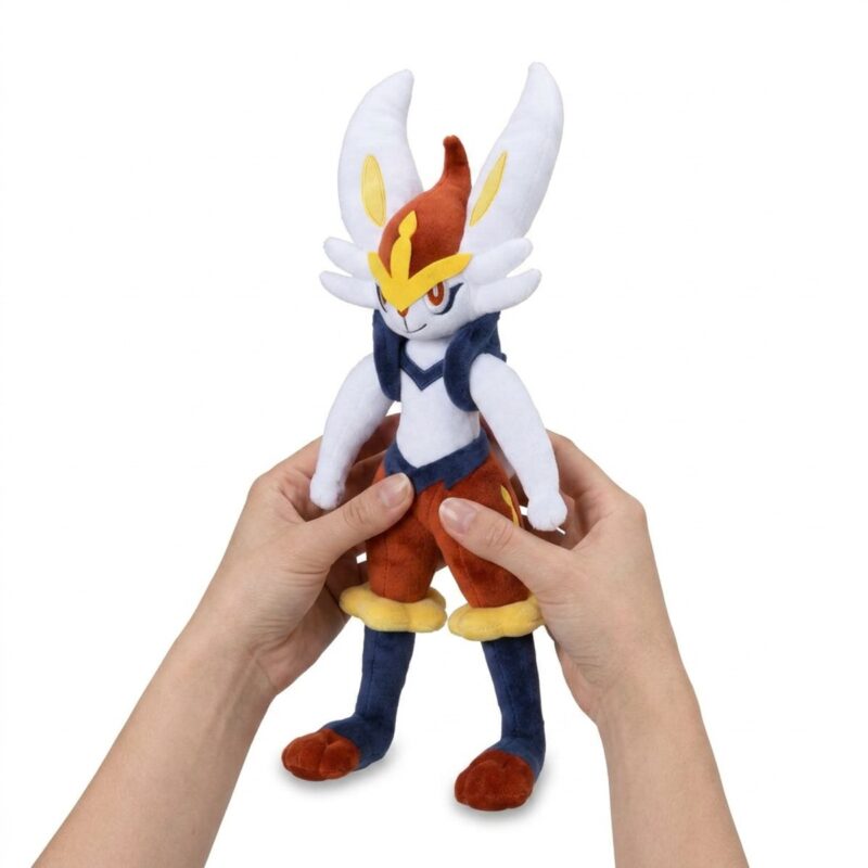 Cinderace Peluche sostenido en las manos