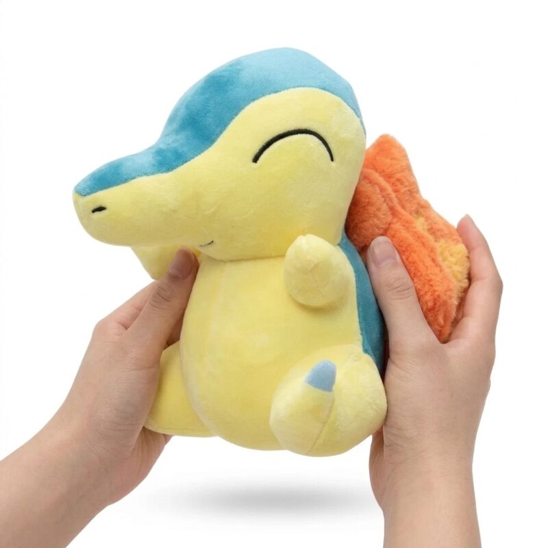 Cyndaquil Peluche sostenida en las manos