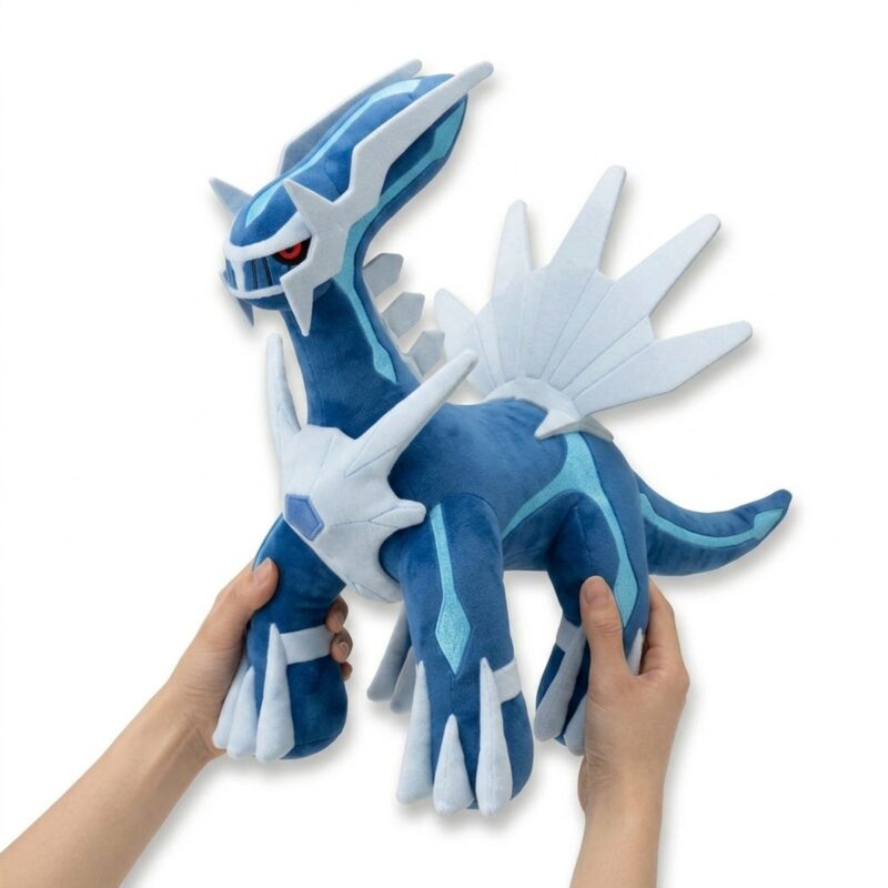 Dialga Peluche sostenido en las manos