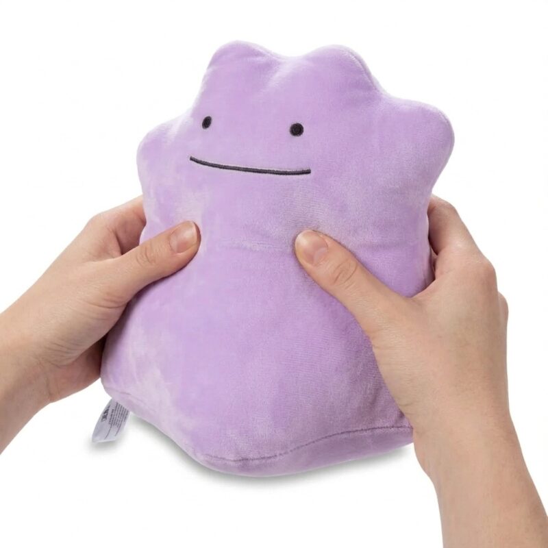 Ditto Peluche sostenido en las manos