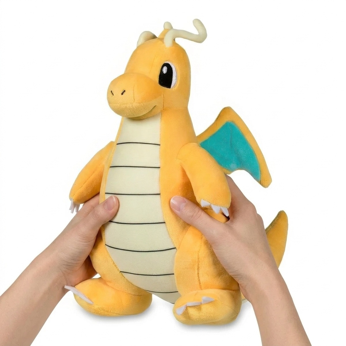Dragonite Peluche sostenida en las manos