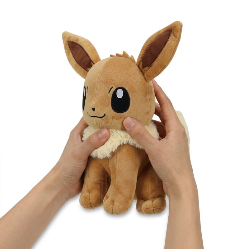 Peluche Eevee 30 cm sostenida en las manos