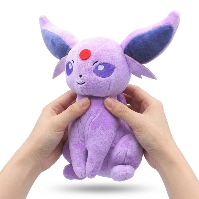 Espeon Peluche sostenido en las manos