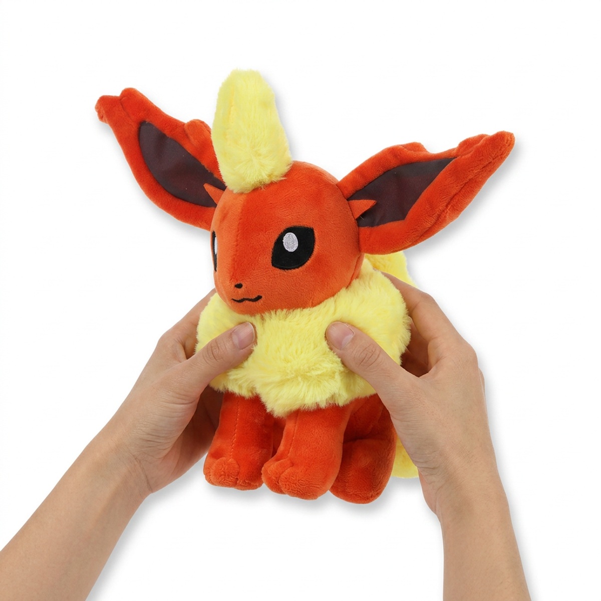 Flareon Peluche sostenida en las manos