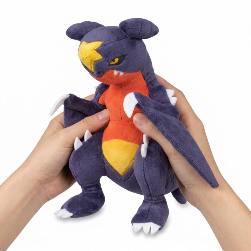 Garchomp Peluche en las manos