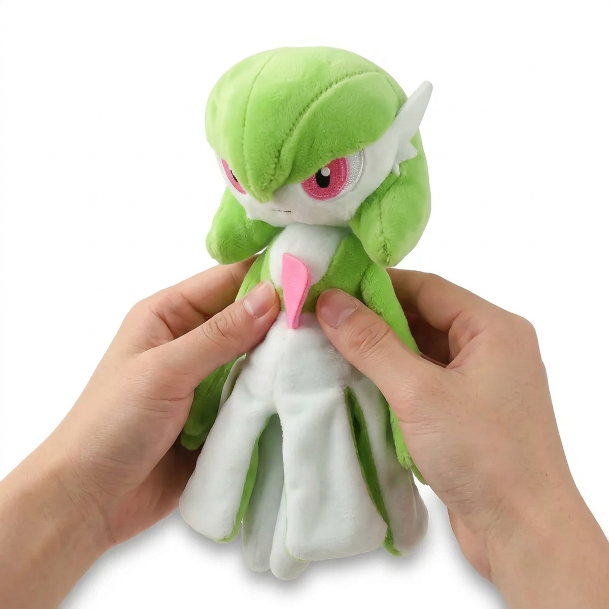 Gardevoir Peluche sostenida en las manos