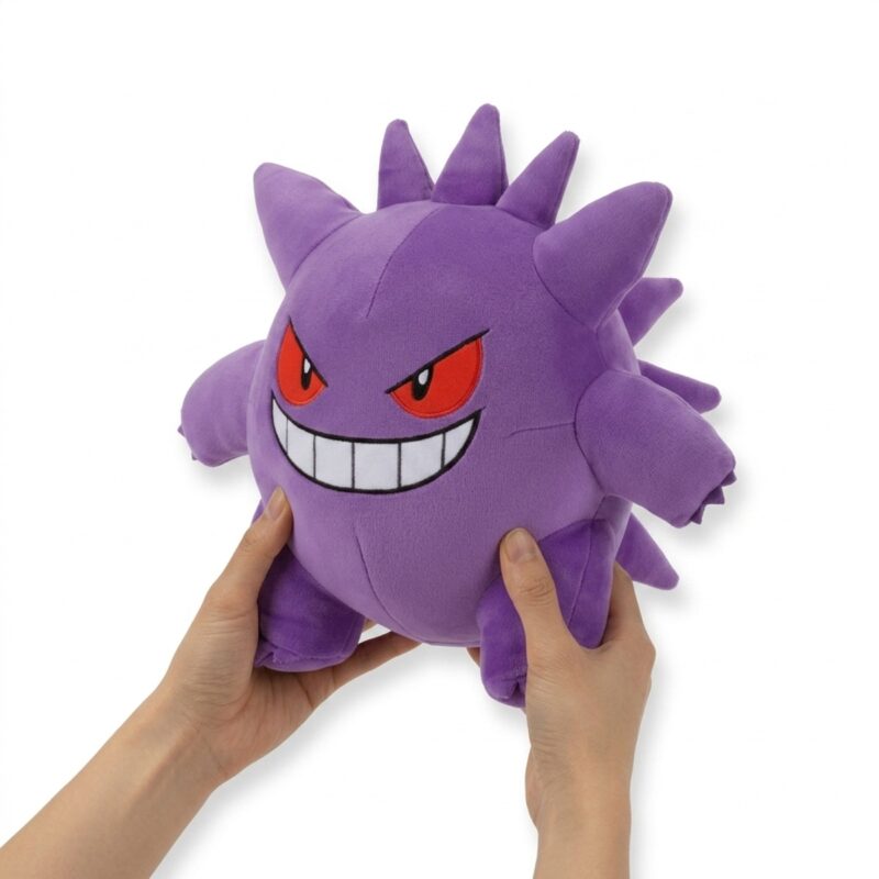 Peluche Gengar sostenida en las manos