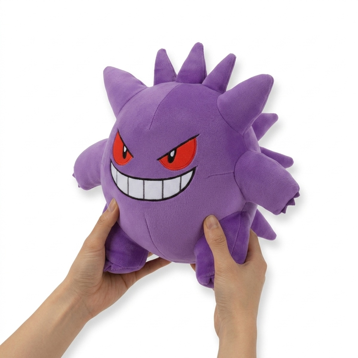 Peluche Gengar sostenida en las manos