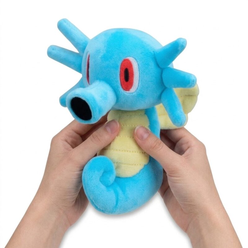 Horsea Peluche sostenida en las manos