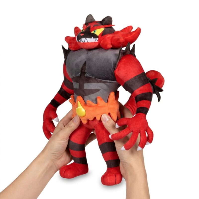Incineroar Peluche sostenida en las manos