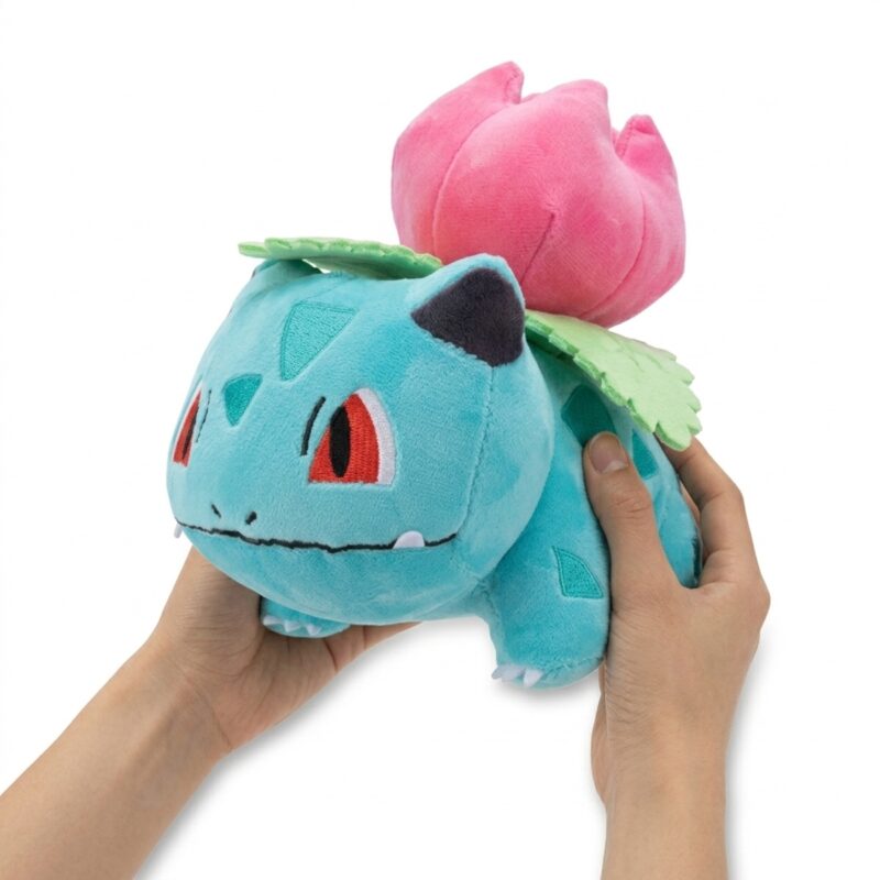 Ivysaur Peluche sostenida en las manos