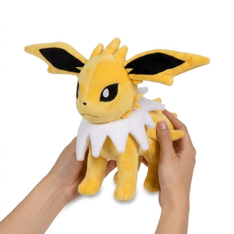 Jolteon Peluche sostenido en las manos