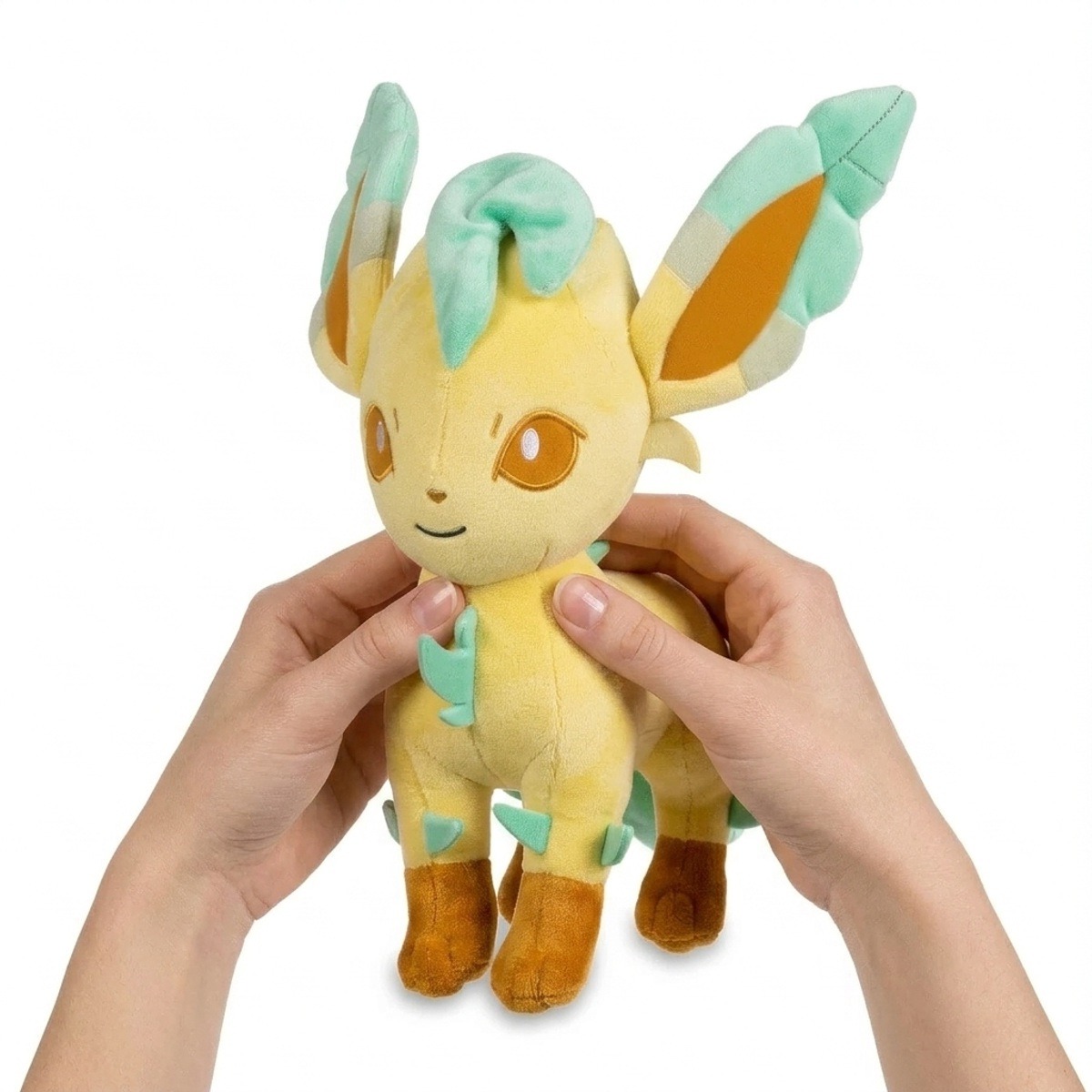 Leafeon Peluche sostenida en las manos