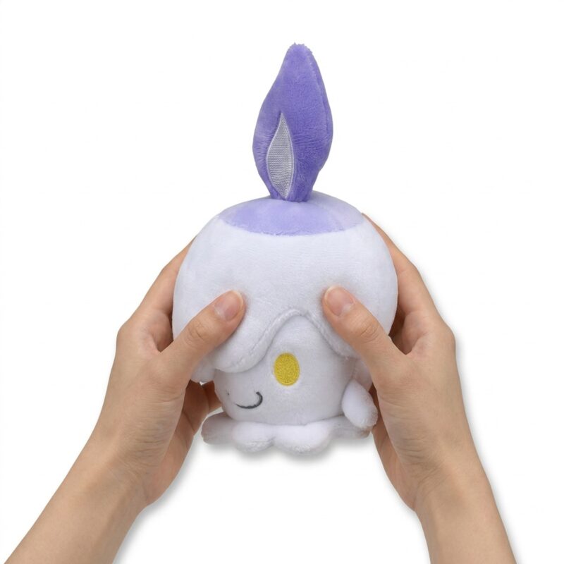 Litwick Peluche sostenida en las manos