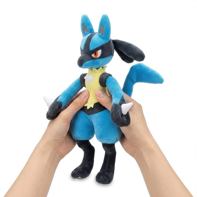 Peluche Lucario sostenido en las manos