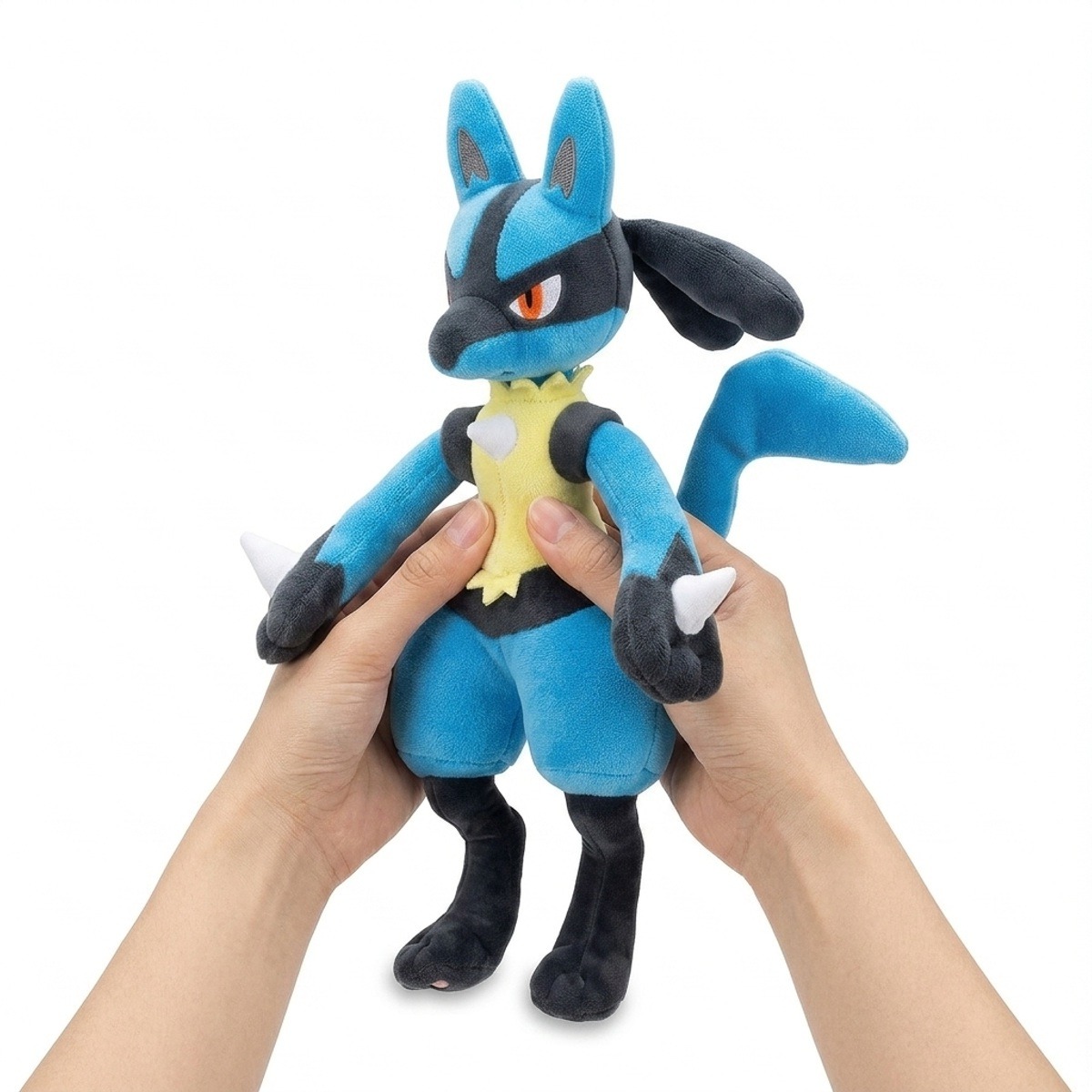 Peluche Lucario sostenido en las manos