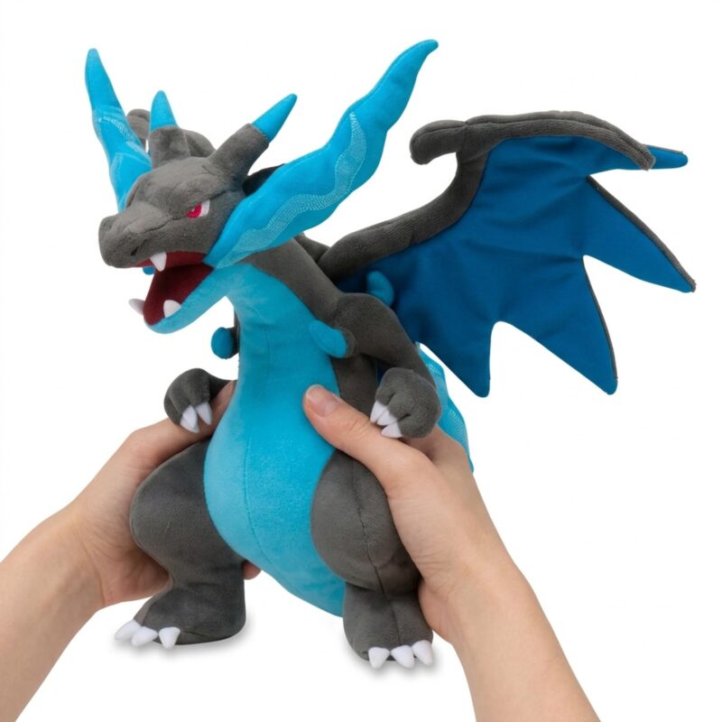 Peluche Mega Charizard X sostenida en las manos
