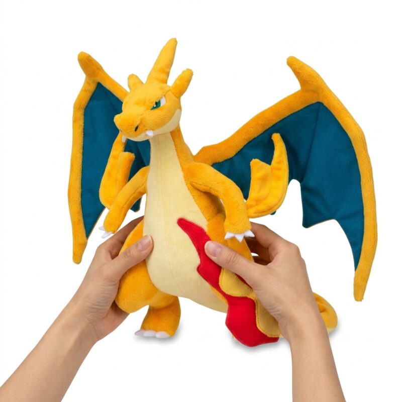 Peluche Mega Charizard Y sostenida en las manos