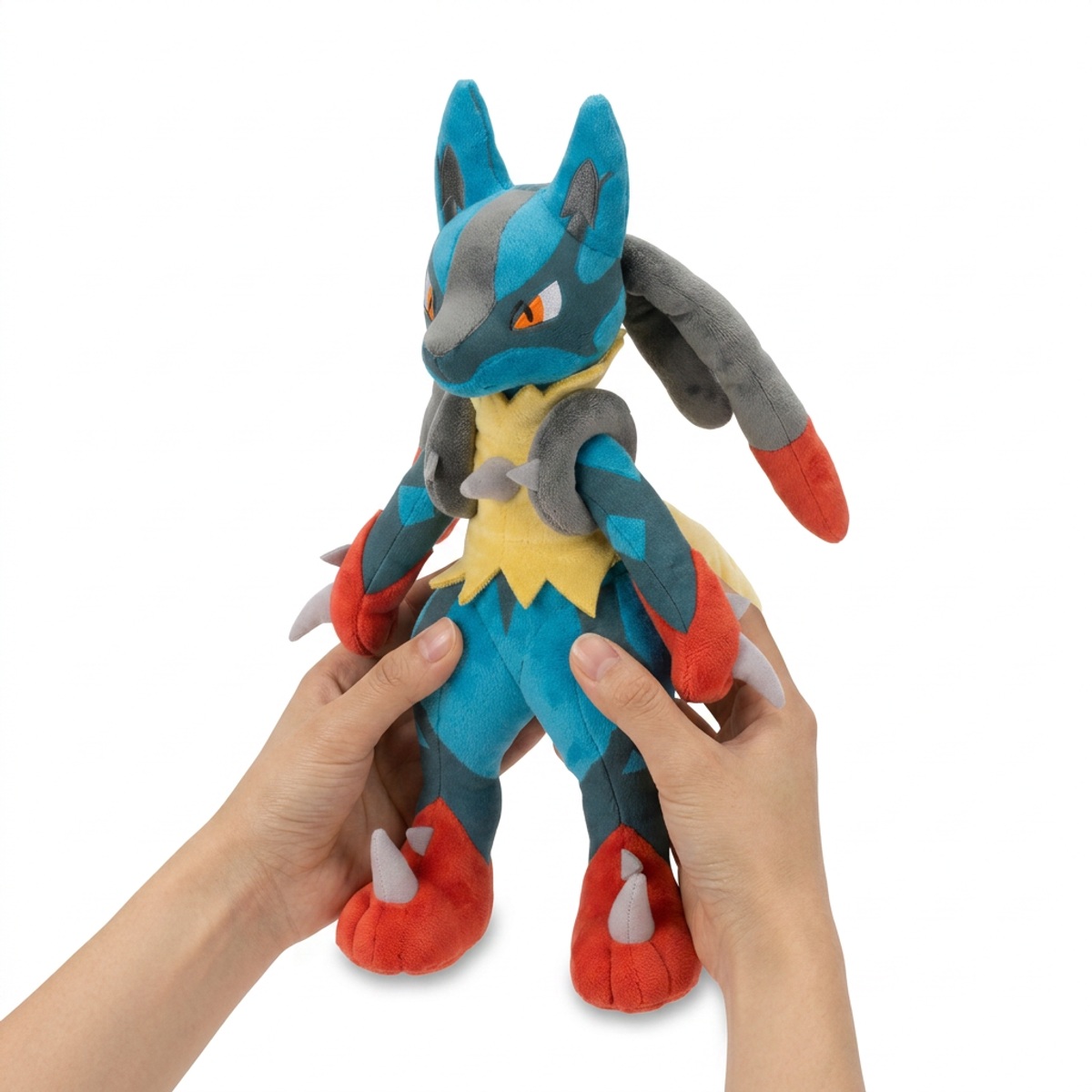 Peluche Mega Lucario sostenida en las manos