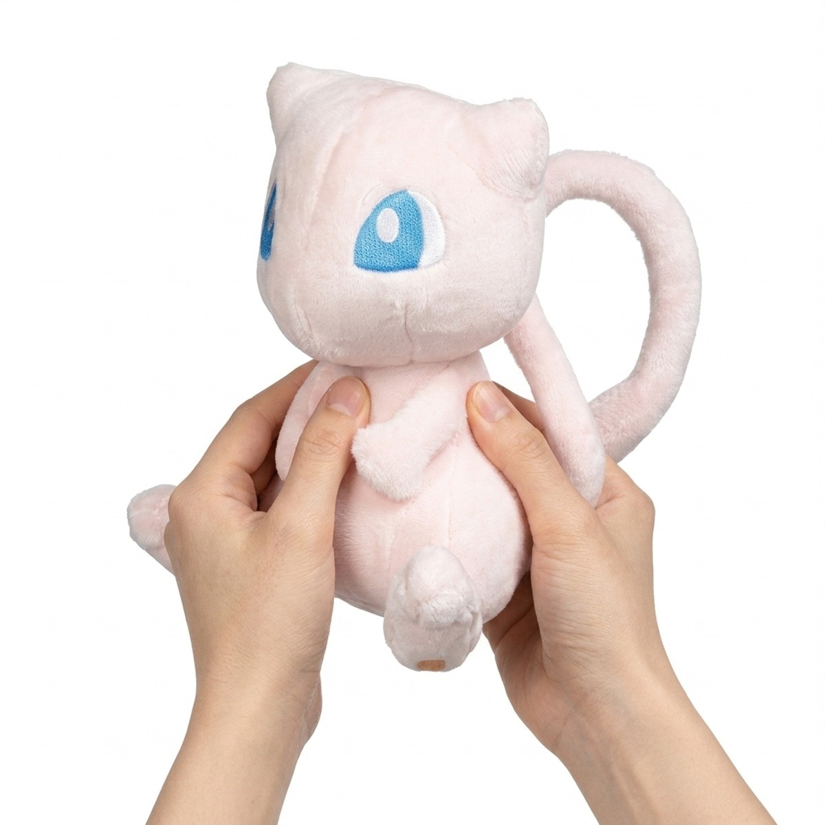 Mew Peluche sostenido en las manos
