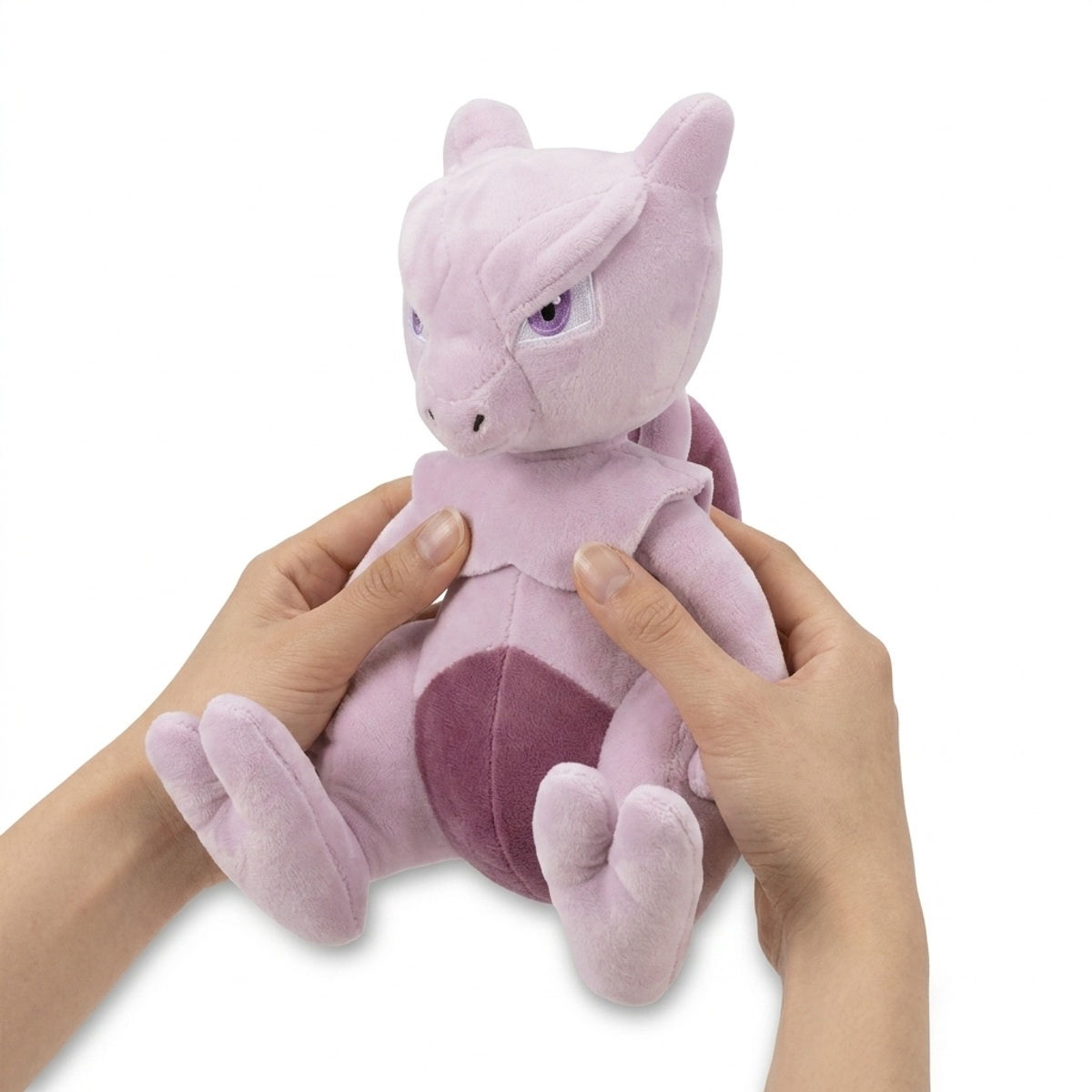 Mewtwo Peluche sostenido en las manos