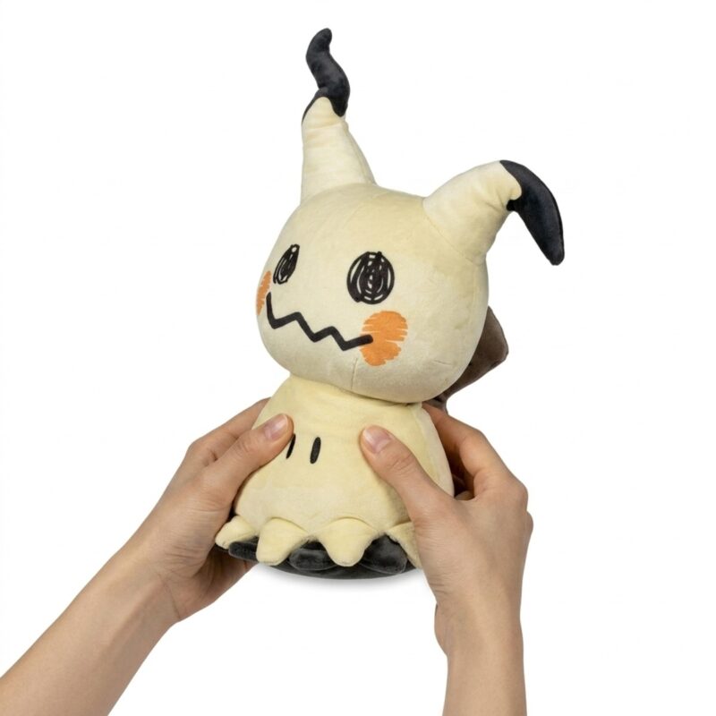 Mimikyu Peluche sostenido en las manos