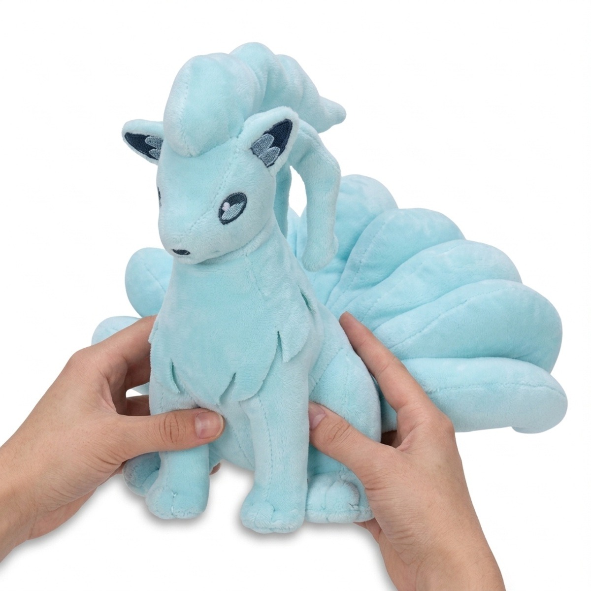 Peluche Ninetales de Alola sostenido en las manos
