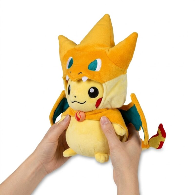 Peluche Pikachu Dracaufeu Y sostenida en las manos