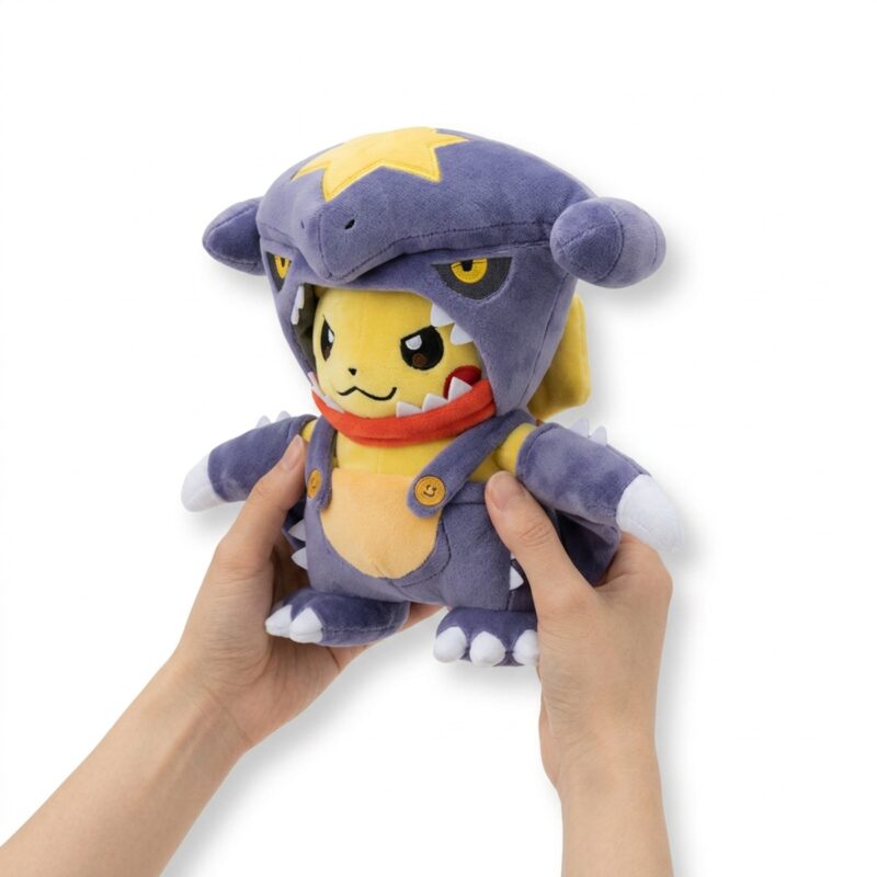 Peluche Pikachu Garchomp sostenida en las manos