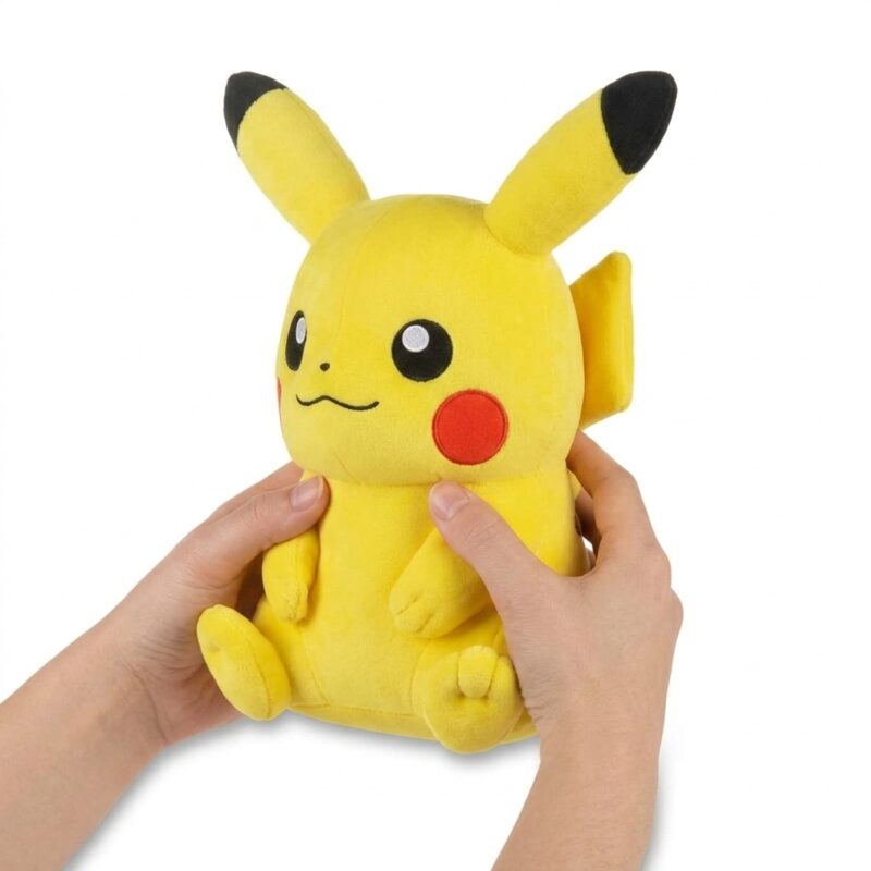 Peluche Pikachu 20 cm sostenido en las manos