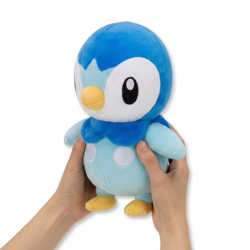Peluche Piplup sostenido en las manos