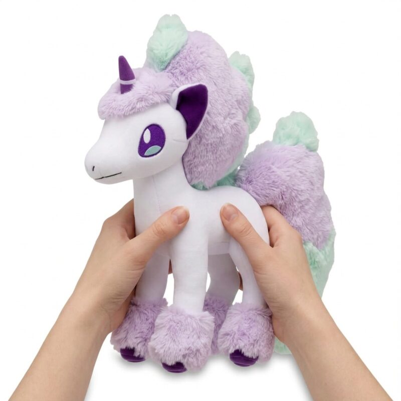 Peluche Ponyta de Galar sostenida en las manos