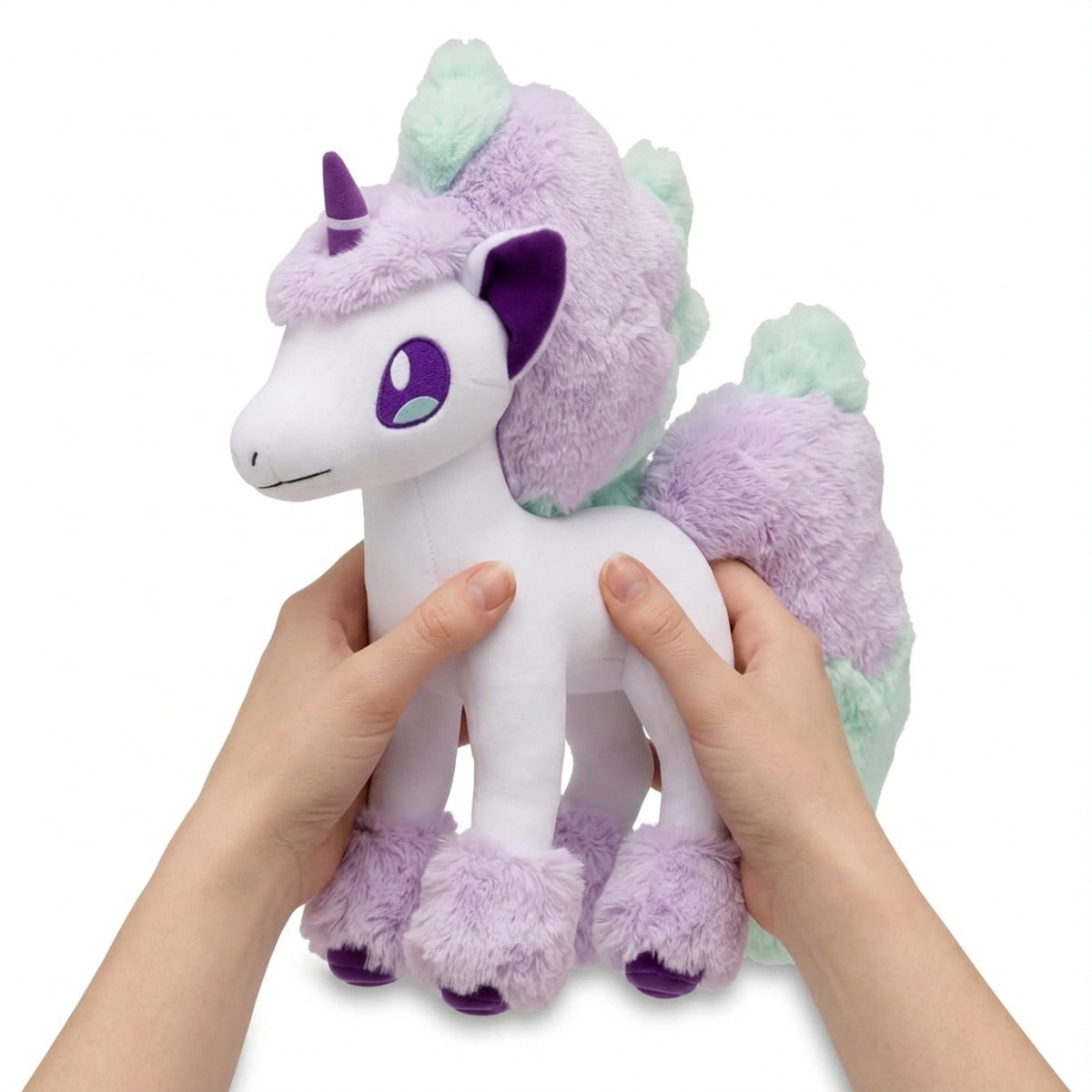 Peluche Ponyta de Galar sostenida en las manos