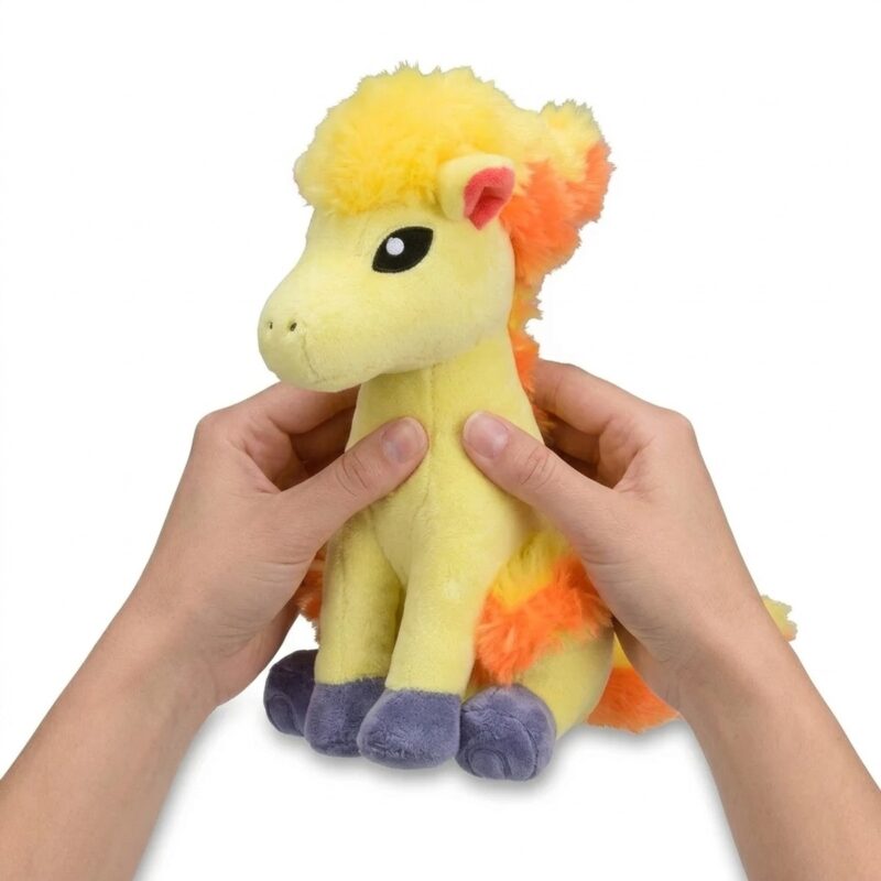 Ponyta Peluche sostenida en las manos