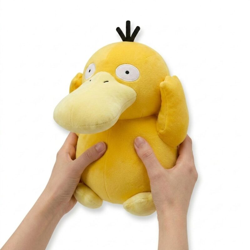 Peluche Psyduck sostenida en las manos