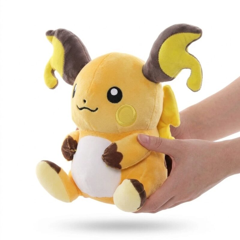 Raichu Peluche sostenida en las manos