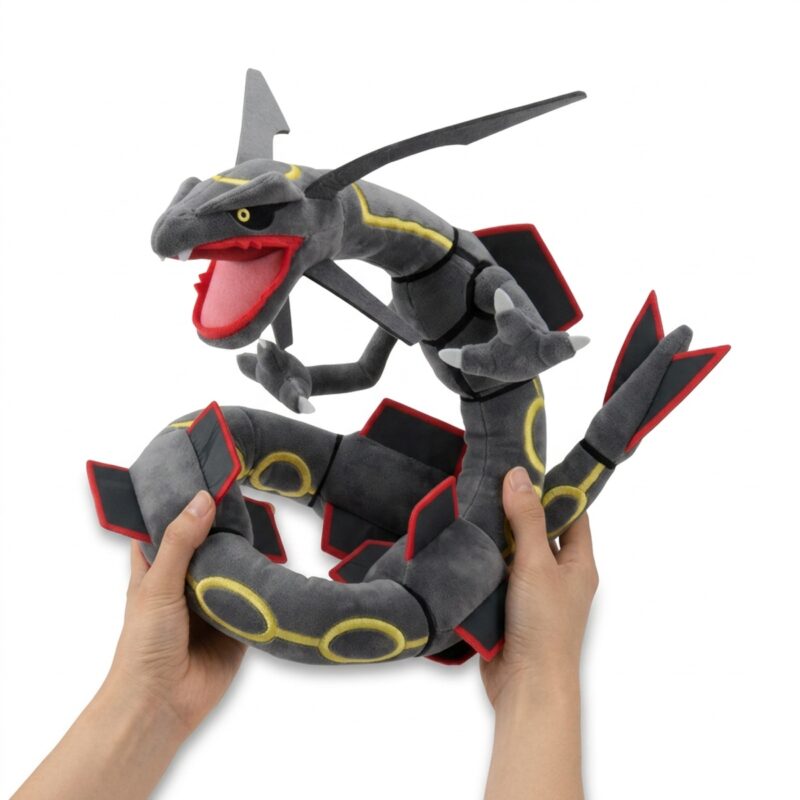 Peluche Rayquaza Shiny sostenido en las manos