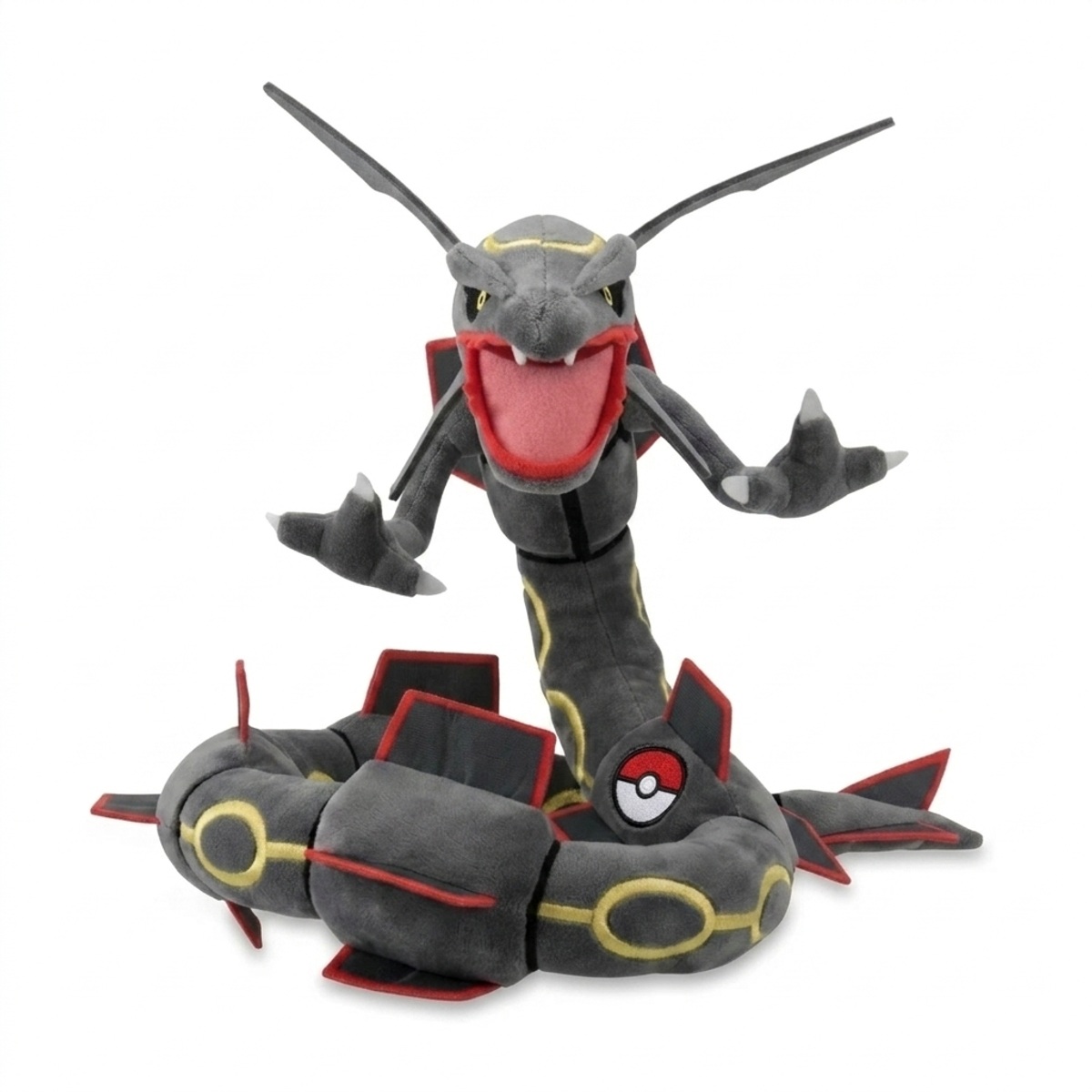 Rayquaza Peluche con insignia que prueba la autenticidad del producto.