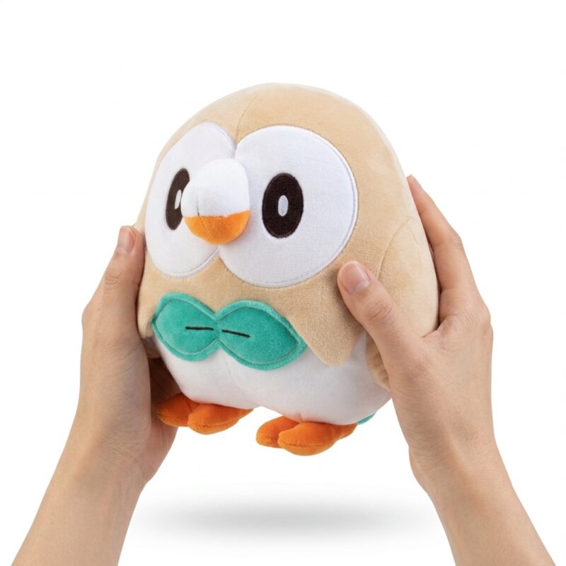 Rowlet Peluche sostenido en las manos