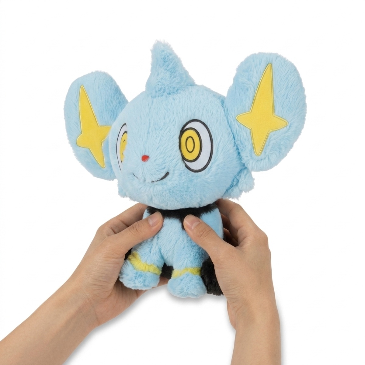 Shinx Peluche sostenida en las manos